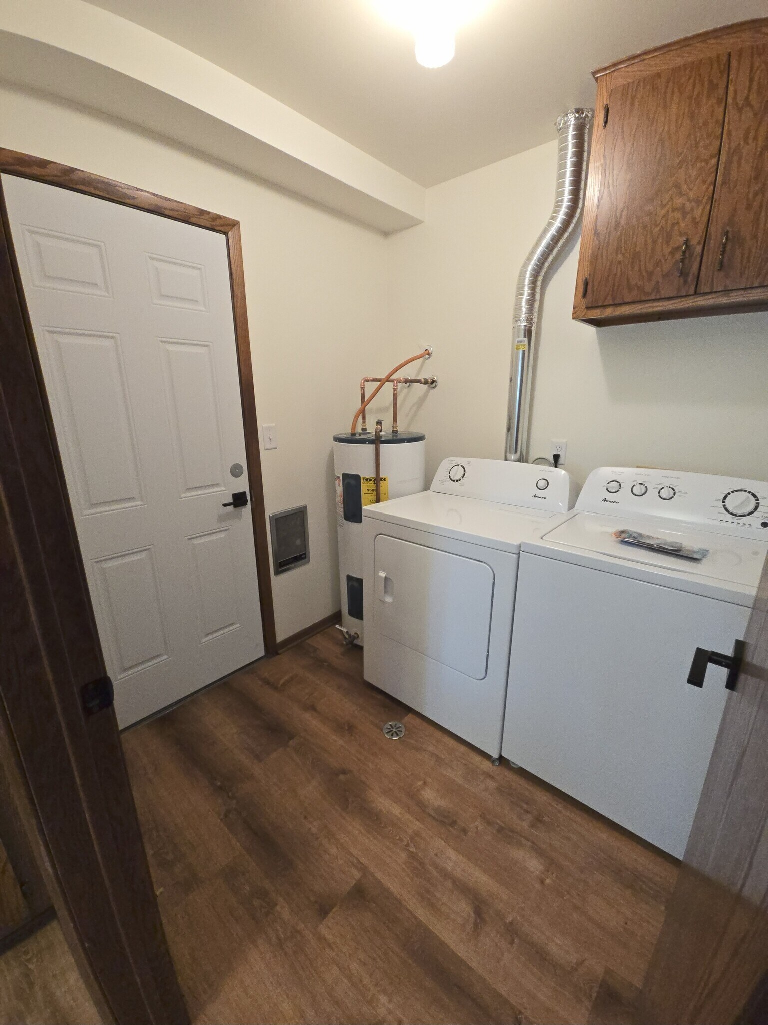 Laundry & Private entrance - 131 Maple Ave S