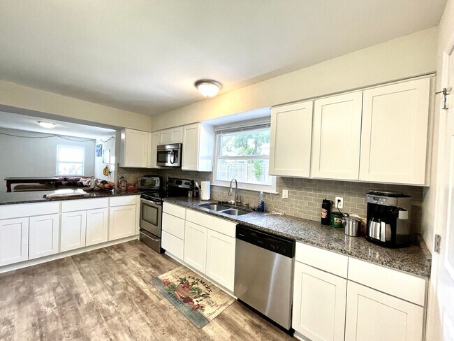 Building Photo - Rare, sought-after 5 bedroom home in Pembroke Meadows.