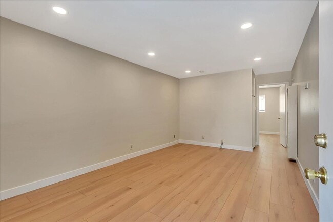 Building Photo - 557 Troy Dr