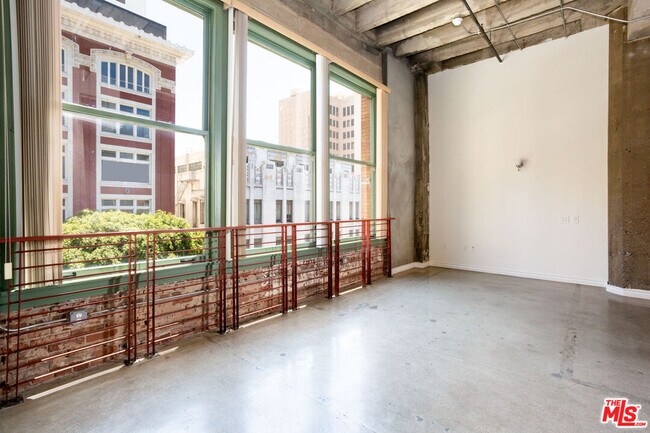 Building Photo - 711 S Olive St