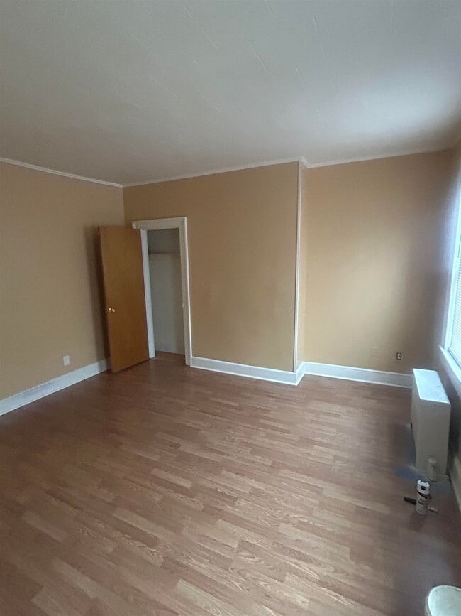 Building Photo - 18 W 16th St