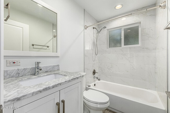 Building Photo - 3930 E Oak St