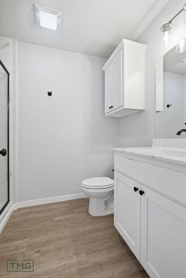 Building Photo - Lawn Care Included! Fully Updated 2 Bed / 2 Bath Duplex – Prime Broken Arrow Location!