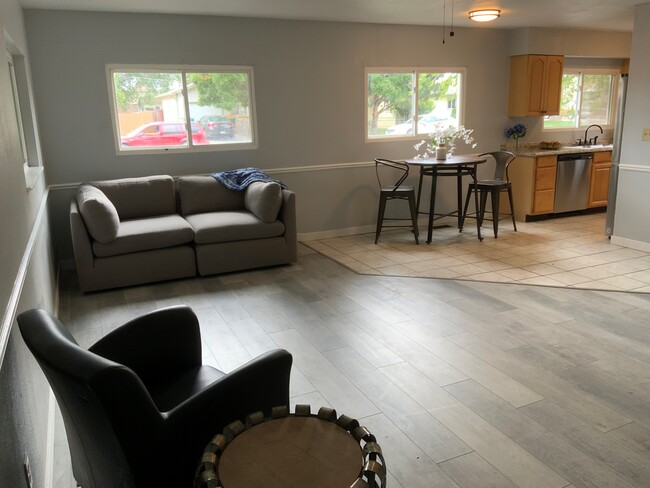 Building Photo - 137 N Cherry St