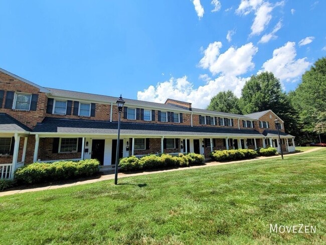 Building Photo - 1336 Green Oaks Ln