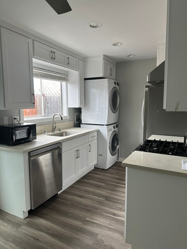 Building Photo - 732 9th St