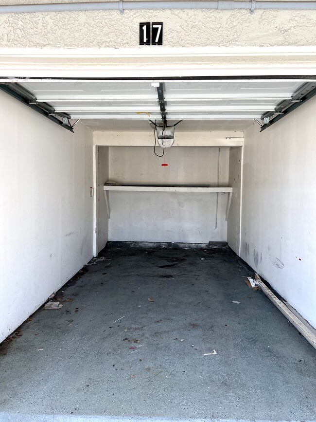 Building Photo - Bright Upstairs 2BR/1.5BA with Parking & G...
