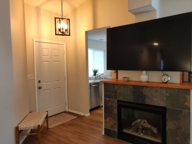 Building Photo - Stylish SW Bend 3×2 with Fenced Yard