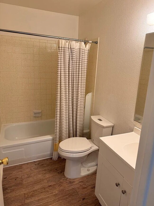 Building Photo - Spacious 2 Bedroom Apartment with Detached Garage in Longmont