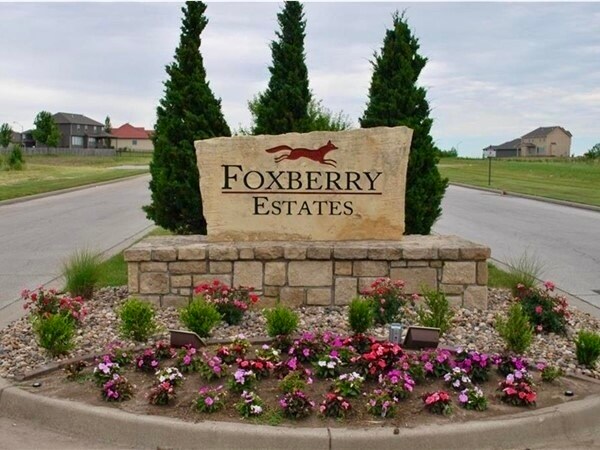 Building Photo - Large 4 Bedroom with Finished Basement - L...