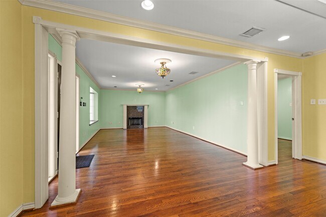 Building Photo - 1535 W 25th St