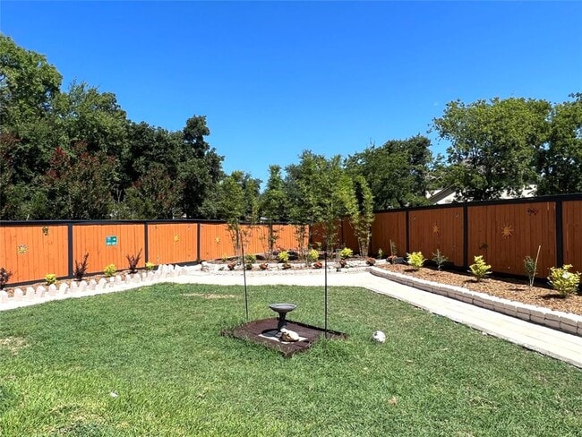 Building Photo - 2106 Huxley Ln