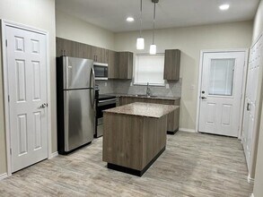 Building Photo - 5101 N Hiawatha Dr