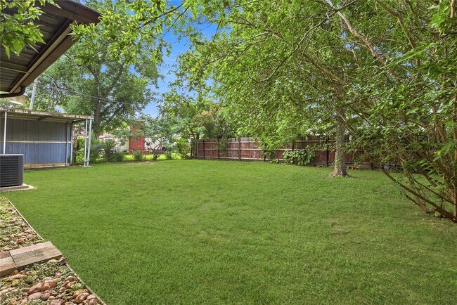 Building Photo - 8406 Highcrest Dr