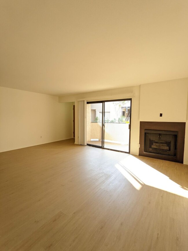 Building Photo - Spacious modern and renovated One Bedroom ...