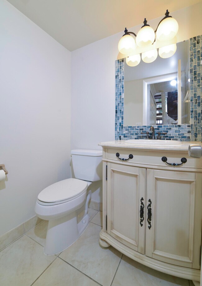 Building Photo - 6595 Parkview Dr