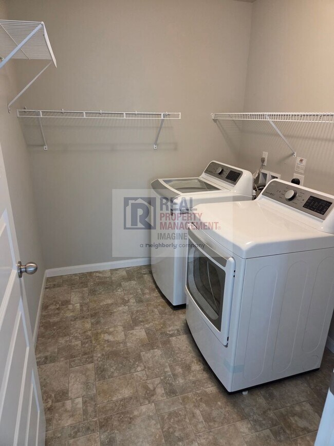 Building Photo - Modern 3 Bedroom, 2.5 Bath Home In Quiet Community!
