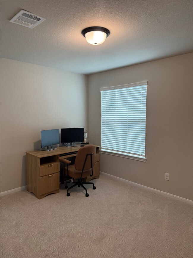 Building Photo - 5504 Hyde Park Dr