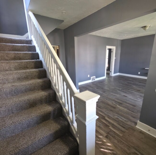 Building Photo - Single Family Home 3 beds 1.5 bath Available Now!