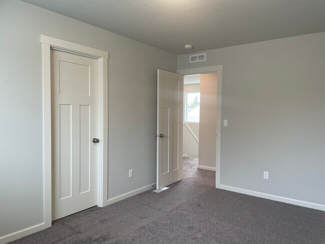 Building Photo - 4 Bed 2.5 Bath Home! Located near the Ridgefield Outdoor Recreation Center, equestrian facilities...