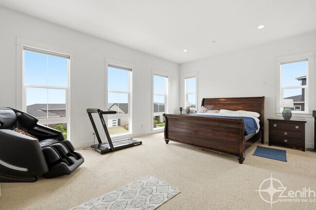 Building Photo - 382 W Fir Lp