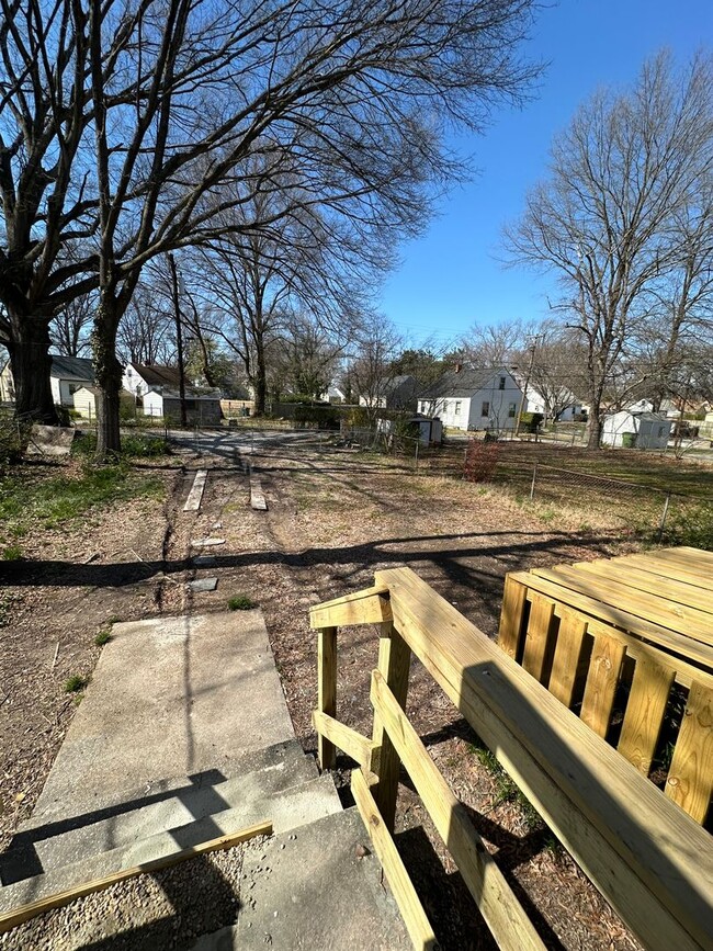 Building Photo - 3 bed 2 bath house on North Side! All electric, Central Air, laundry included, big yard