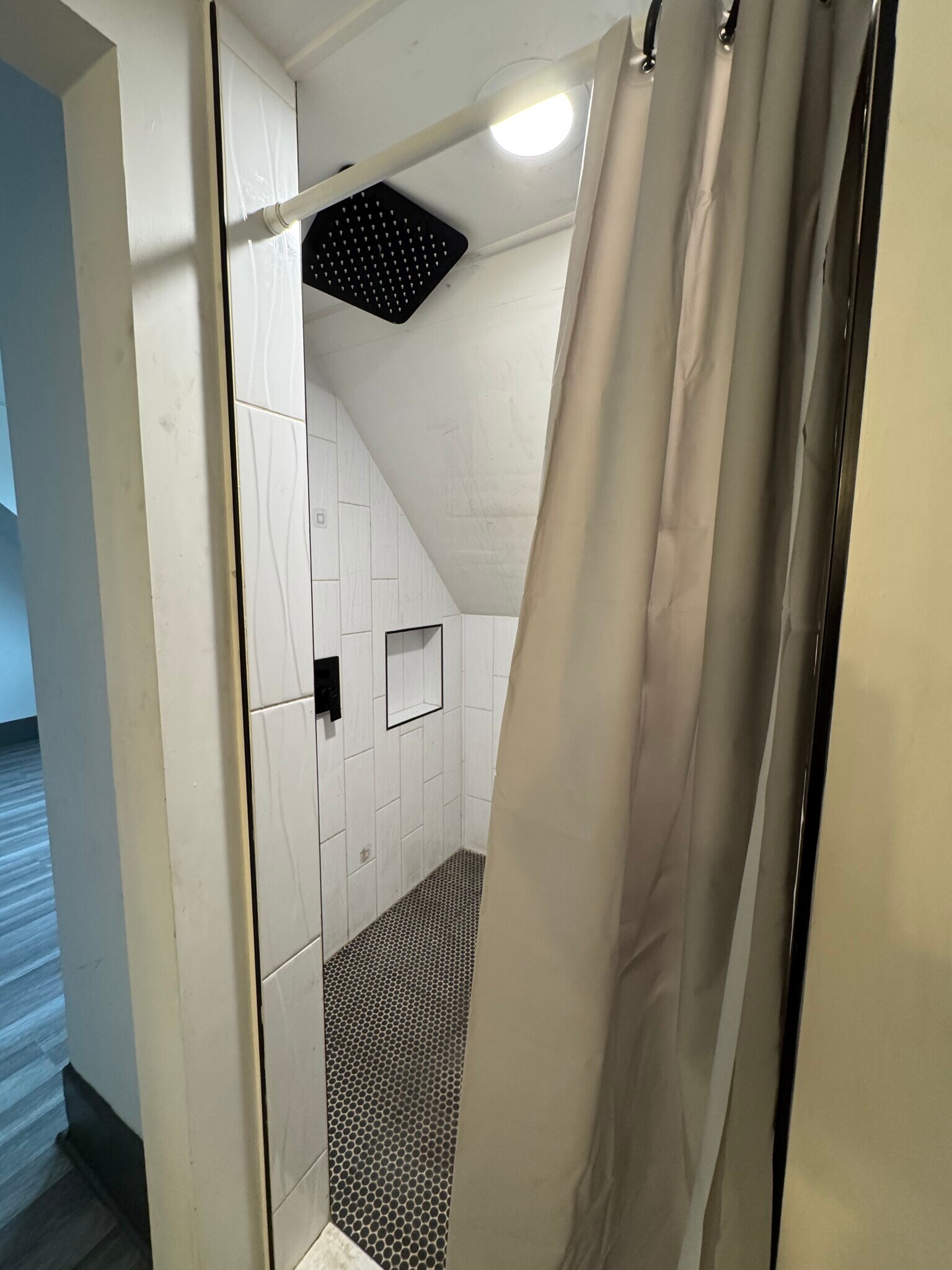 Building Photo - 100 W King St