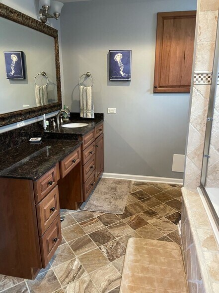 Building Photo - 646 W Bittersweet Pl