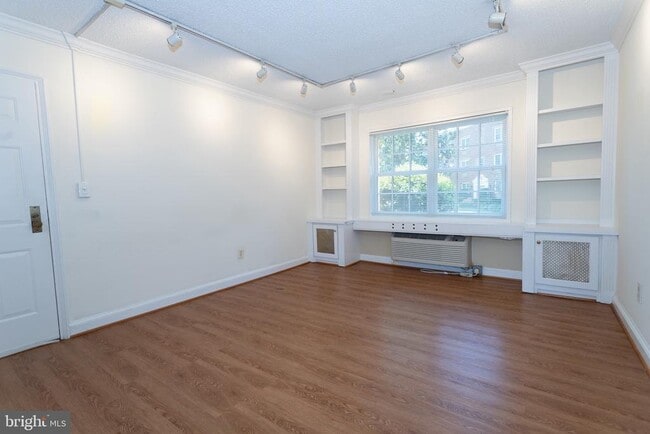 Building Photo - 1612 W Abingdon Dr
