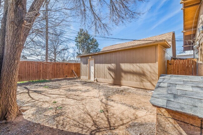 Building Photo - Large Efficiency w/ Loft, Minutes from TTU & Medical District