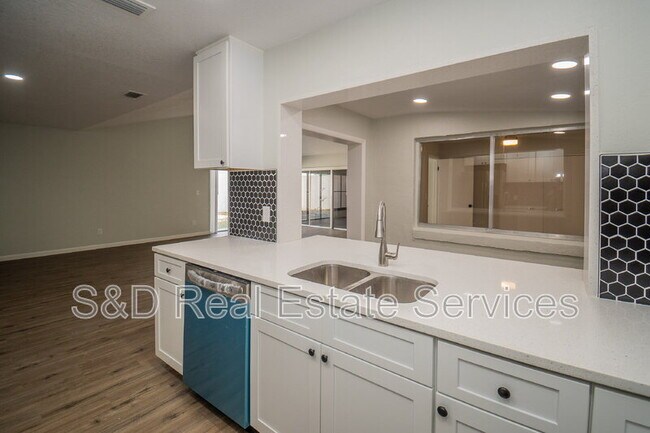 Building Photo - 304 La Serena St