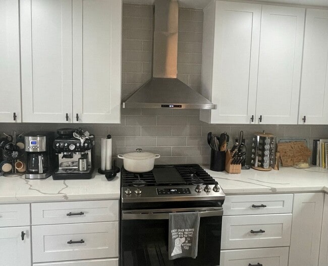 Building Photo - Custom Home in Country Club Estates!