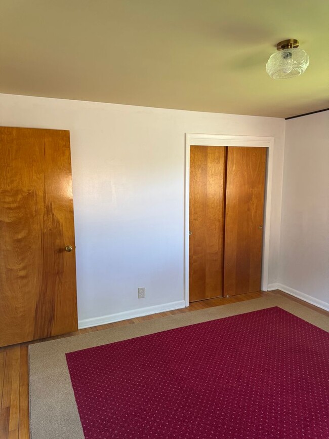 Building Photo - 3 Bedroom 1 Bathroom Available in Springfi...