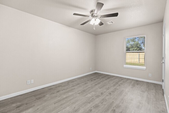 Building Photo - Fully Renovated 3 Bedroom Duplex in the heart of Broken Arrow