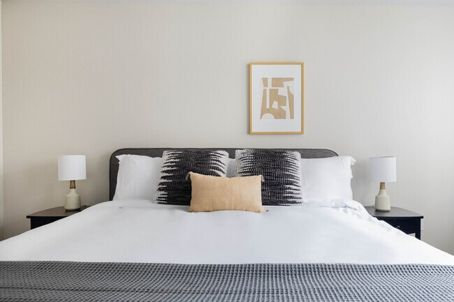 Building Photo - 215 10th Ave E