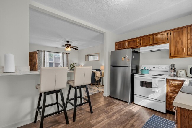 Building Photo - 306-306 Glenwood Cir