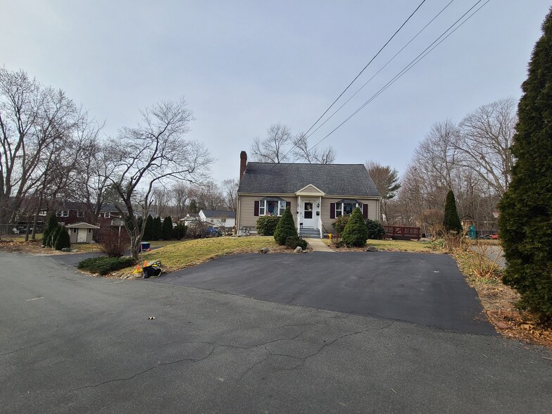 Front - 55 Newport Ave