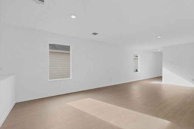 Building Photo - 3 Bedroom, 2 Bath Single-Story Lennar Home in Eastland Community