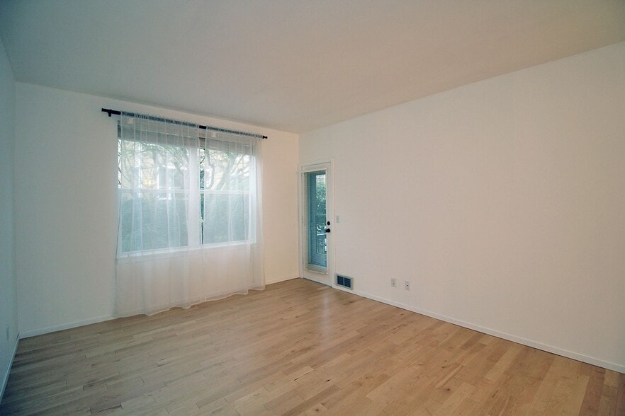 Building Photo - 1710 S Harbor Way