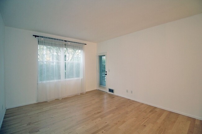 Building Photo - 1710 S Harbor Way