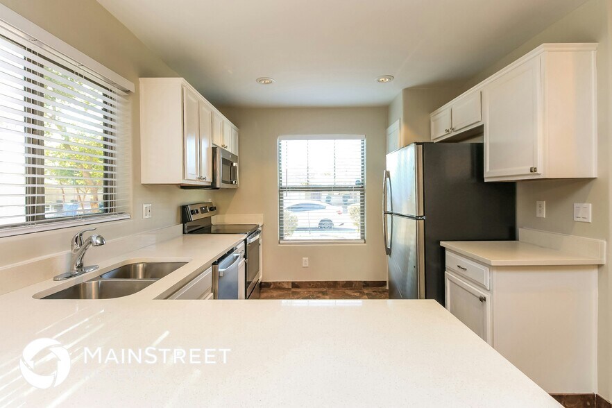 Building Photo - 1634 W La Salle St