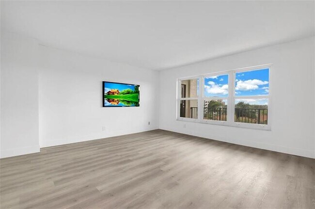 Building Photo - 3200 Port Royale Dr S