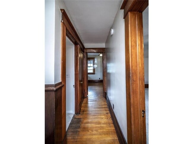 Building Photo - August 1st 2026- Large 5 Bedroom Single Fa...