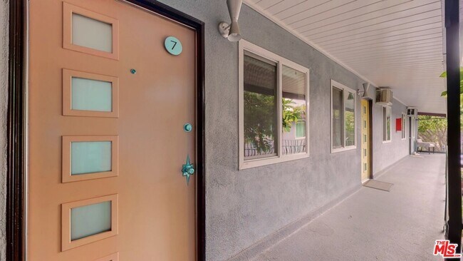 Building Photo - 10333 Santa Monica Blvd