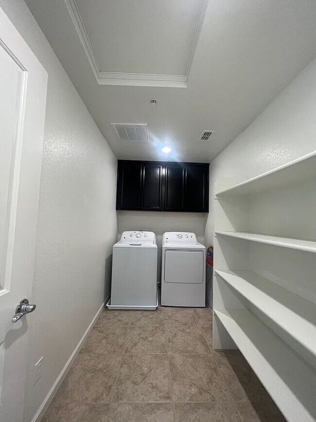 Building Photo - Spacious 4 Bedroom Home in West Roseville ...