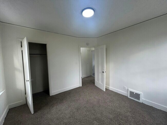 Building Photo - 4401 Buckingham