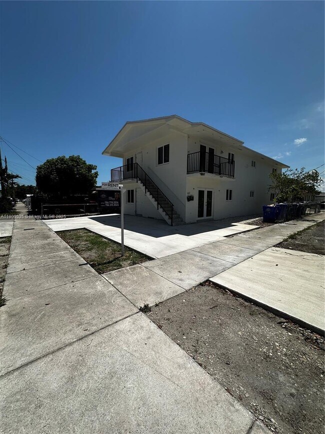 Building Photo - 828 NW 23rd Ct