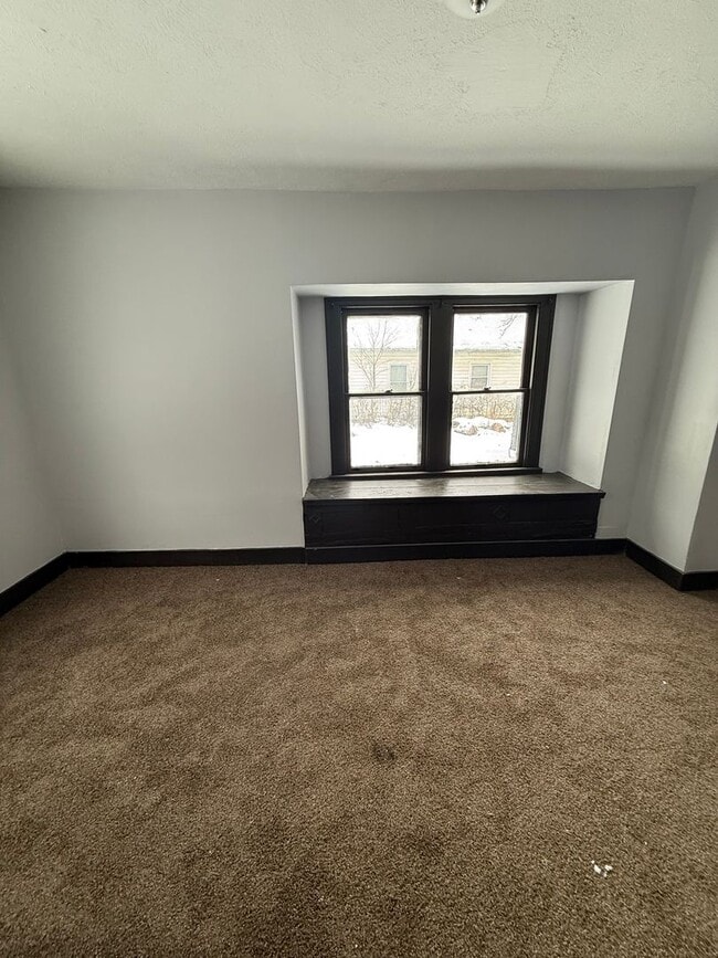 Building Photo - 3bd Single Vouchers Only