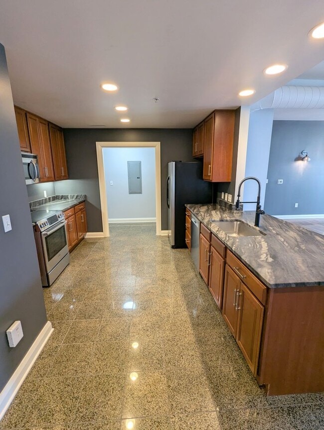 Building Photo - Spacious 1 Bedroom 1.5 Bathroom Downtown Condo