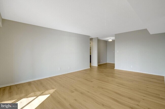 Building Photo - 5904 Mt Eagle Dr